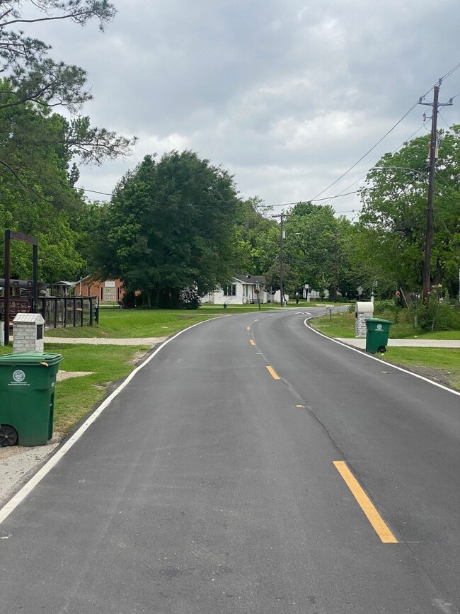 1041 Dewalt St, Houston, TX 77088 - photo 6