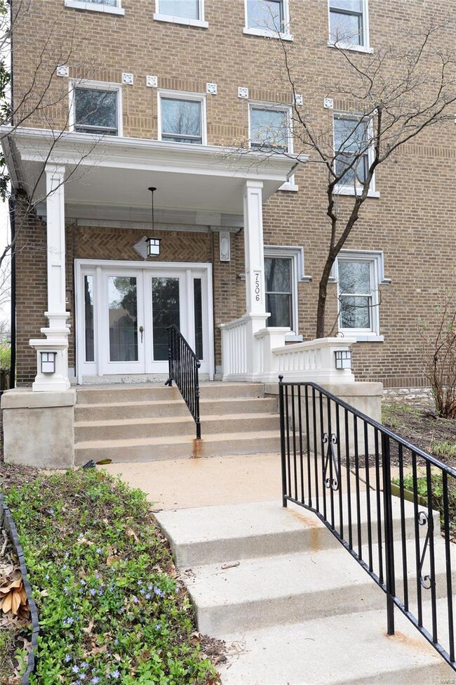 7506 Byron Place unit 3, Saint Louis, MO 63105 - photo 2