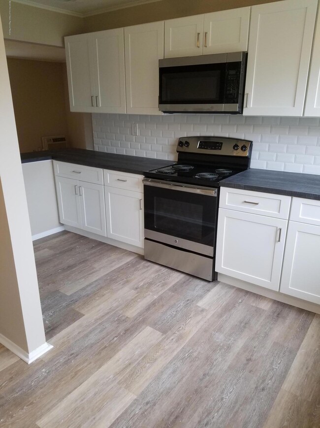 3 Sutton Dr unit A-10, Matawan, NJ 07747 - photo 3