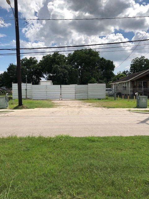 5887 W Montgomery St, Houston, TX 77091 - photo 3