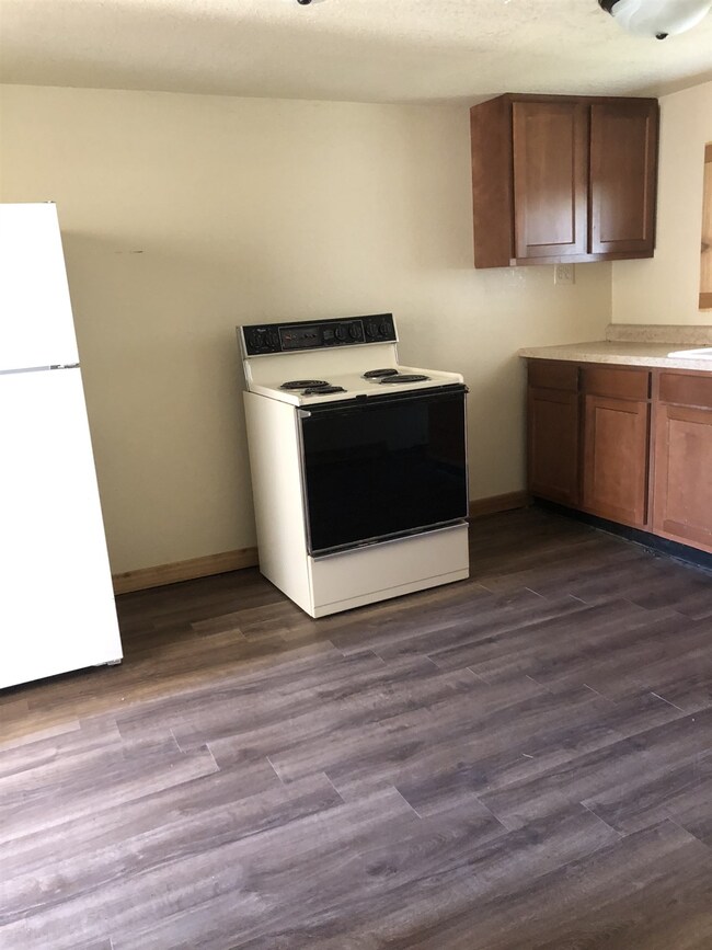 1063 Columbus St, Wabash, IN 46992 - photo 7