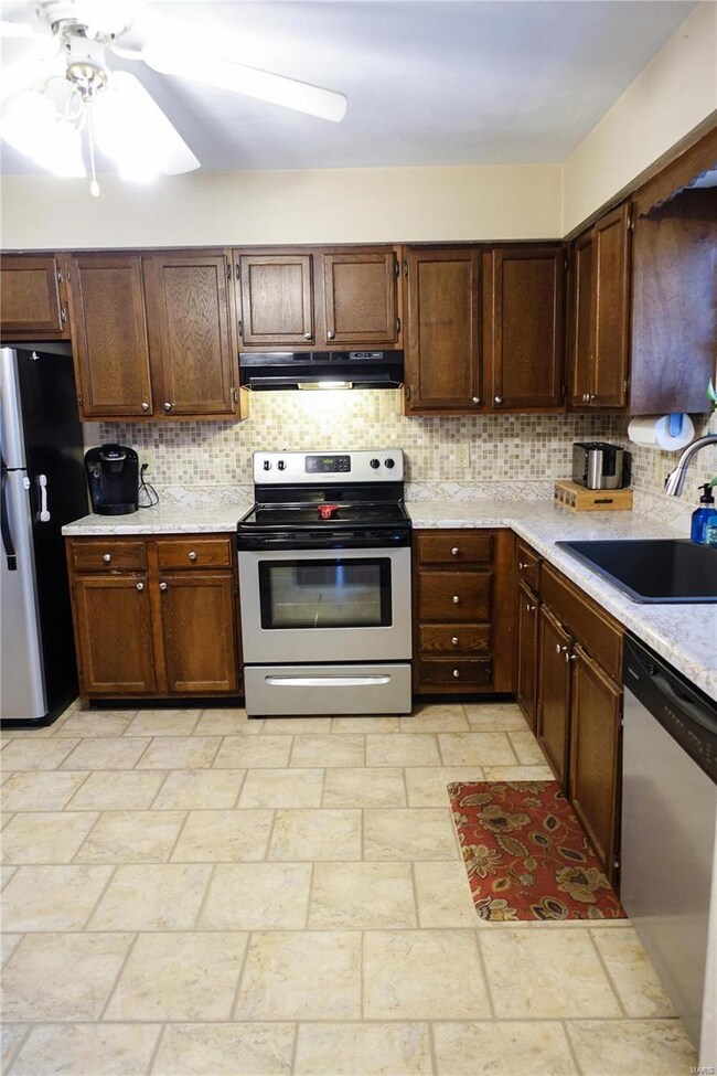 301 Lakeview Acres Dr, Collinsville, IL 62234 - photo 5