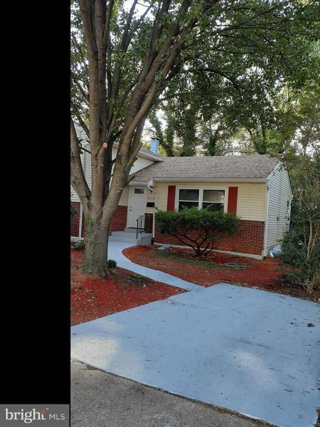 6020 Mustang Dr, Riverdale, MD 20737 - photo 2
