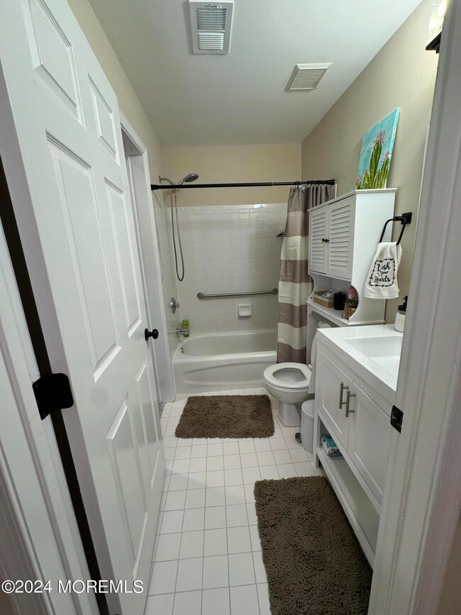 402 Wedgewood Cir, Belford, NJ 07718 - photo 5