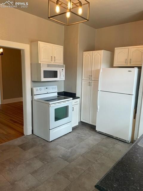 Bright kitchen includes all appliances
