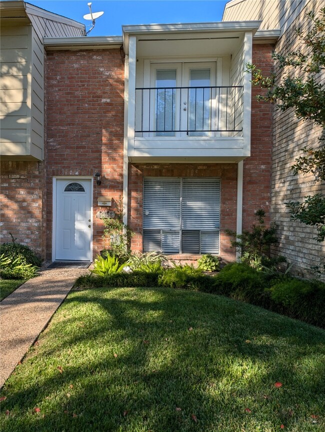 10158 Longmont Dr unit 387, Houston, TX 77042 - photo 2