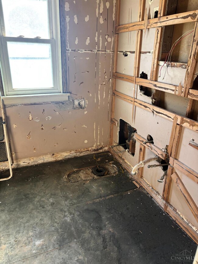 2327 Losantiville Ave, Cincinnati, OH 45237 - photo 6