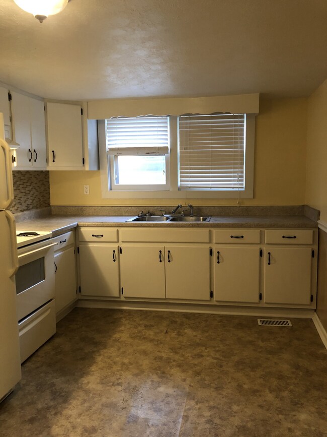 200 Rayburn St, Manchester, TN 37355 - photo 7