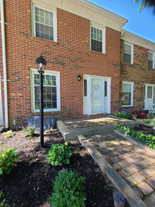 565 Simbury St, Columbus, OH 43228 - photo 2