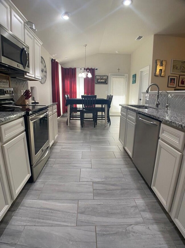 905 Saguaro Cir, Odessa, TX 79765 - photo 6