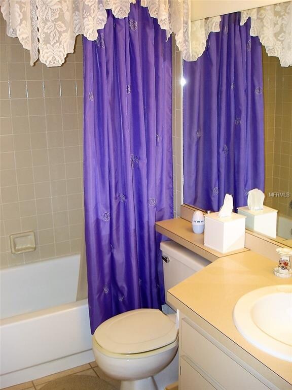Guest bathroom.
