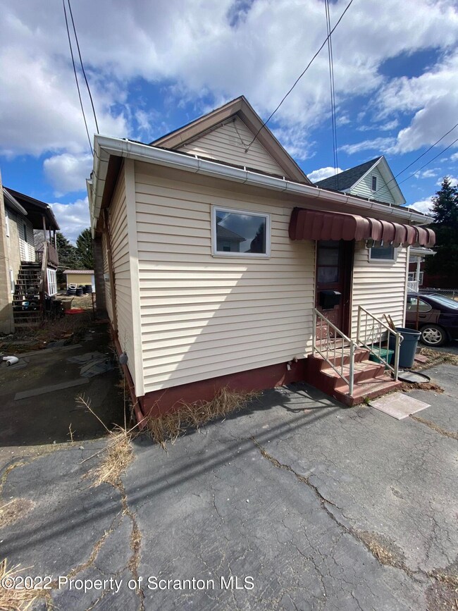 612 1/2 Cypress St, Throop, PA 18512 - photo 4