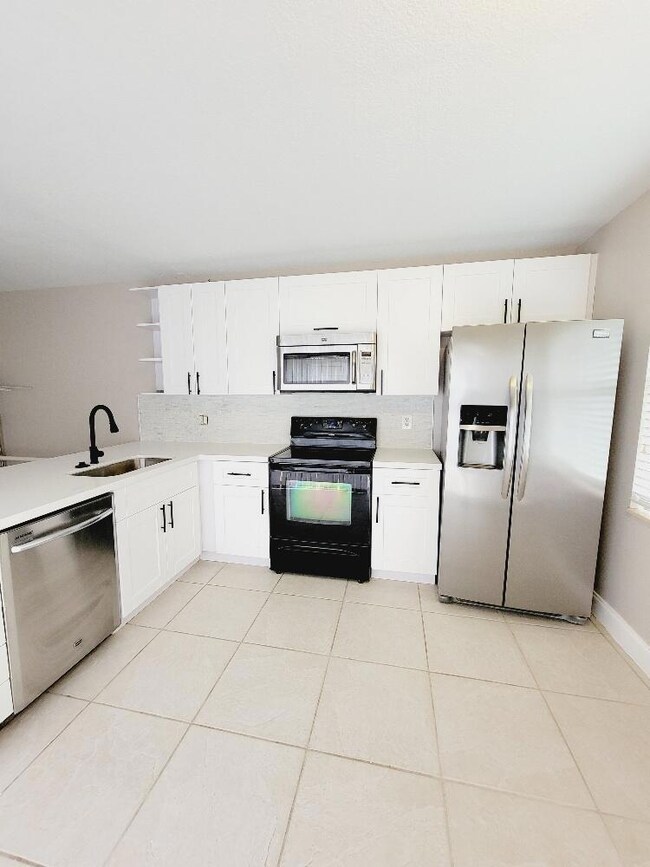 10 Amherst Ct unit A, Royal Palm Beach, FL 33411 - photo 2