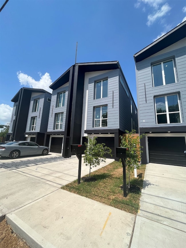 2205 Staples St unit B, Houston, TX 77026 - photo 2