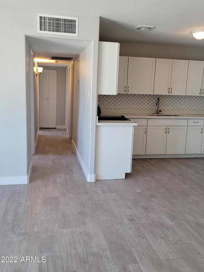 2336 N 48th Ln, Phoenix, AZ 85035 - photo 4