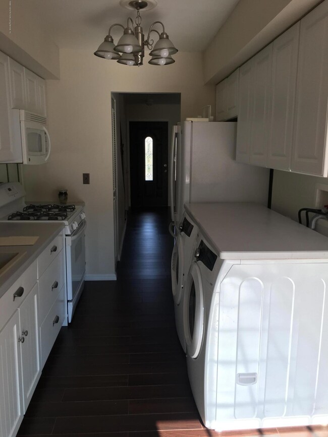 38 Hemlock Ct unit 143, Staten Island, NY 10309 - photo 6