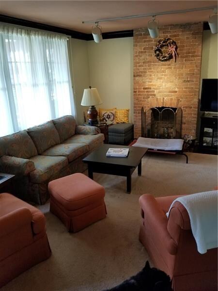 THE ENTERTAINMENT SIZED LIVING ROOM FEATURES A  DE