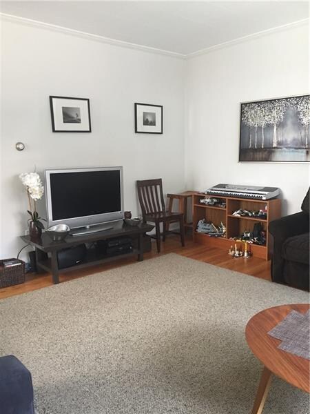 Living room with furniture. Cable ready.