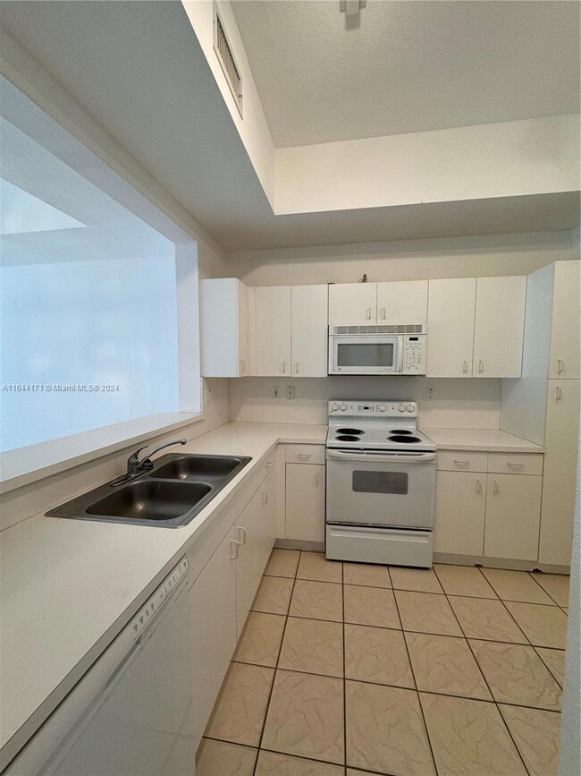 10941 NW 43rd Ln unit 10941, Doral, FL 33178 - photo 6