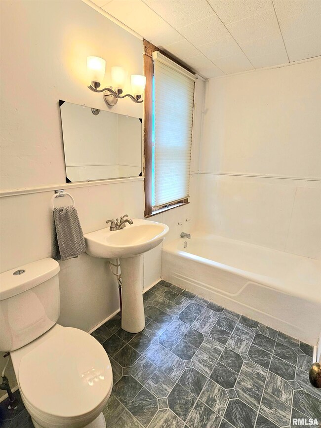 612 N Sherman St, Lincoln, IL 62656 - photo 7