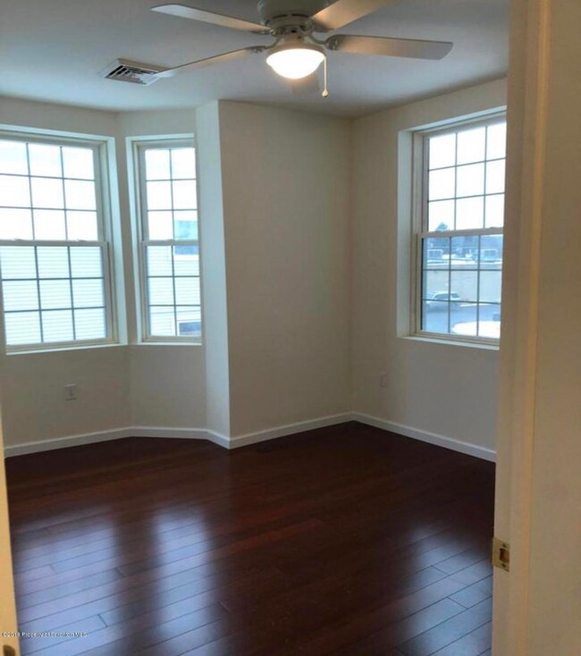 2027 Green Ridge 1st Floor St, Dunmore, PA 18509 - photo 5