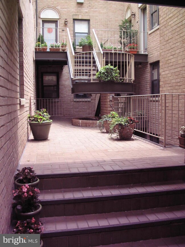 1124 25th St NW unit 210, Washington, DC 20037 - photo 4