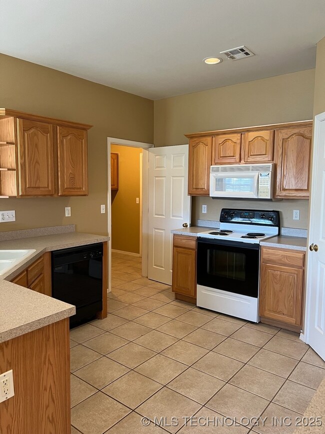 19906 E 45th St S, Broken Arrow, OK 74014 - photo 6