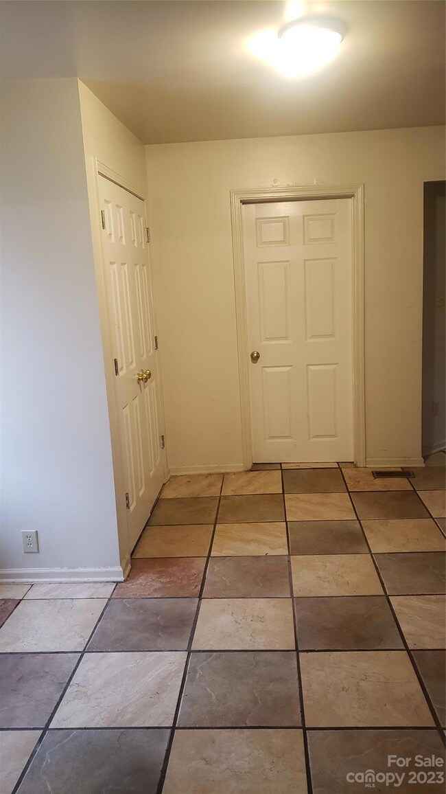 556 Bond St, Statesville, NC 28677 - photo 3