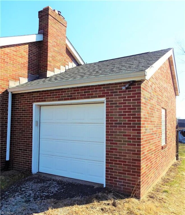 NEW GARAGE DOOR - UPDATED ROOF