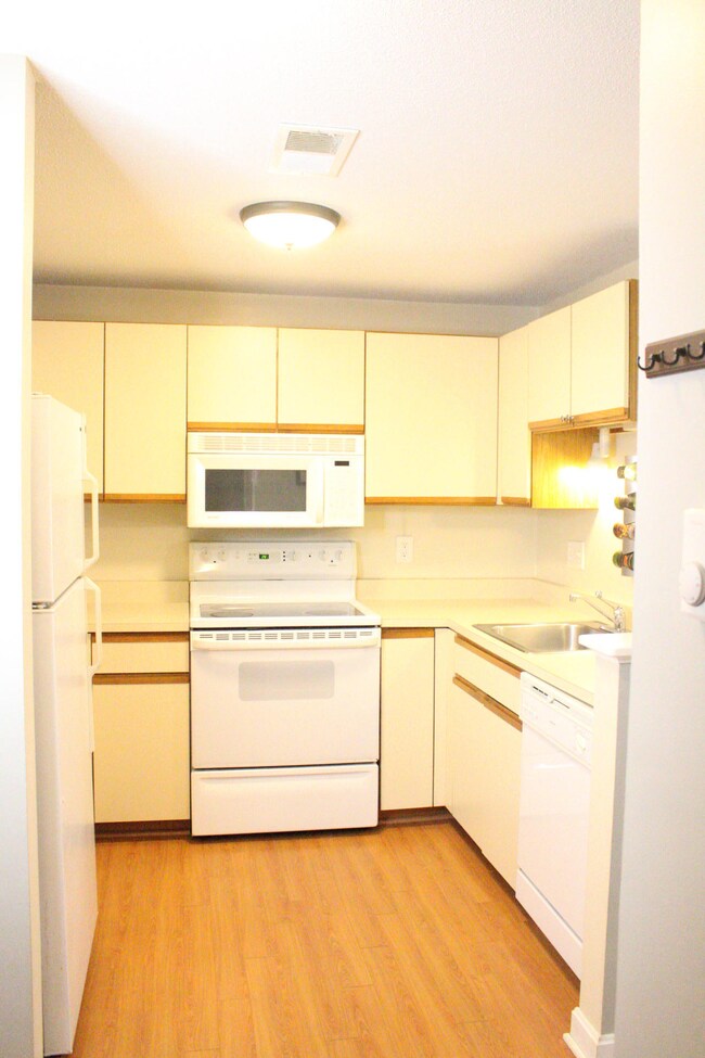 19 Holbrook St unit 9, Freeport, ME 04032 - photo 4