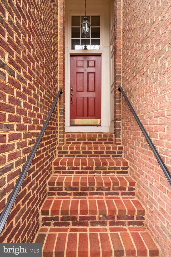 4078 Walnut Cove Cir, Fairfax, VA 22033 - photo 2