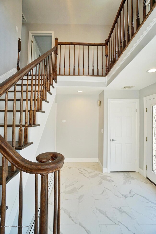 (4) Entry Foyer