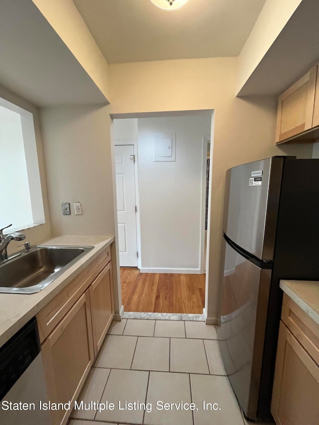 22 Francine Ct unit B, Staten Island, NY 10306 - photo 7