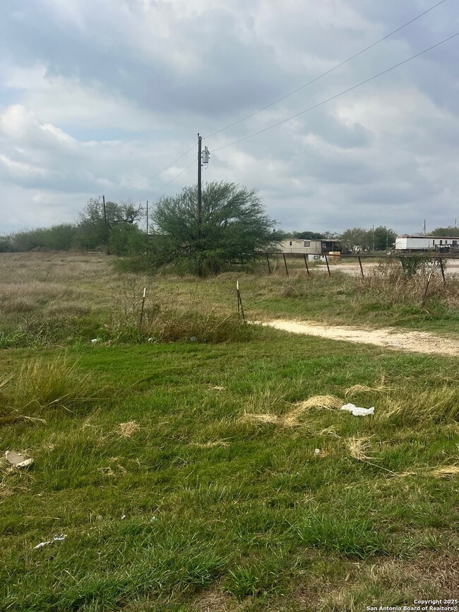 500 S Nixon Ave, Nixon, TX 78140 - photo 3