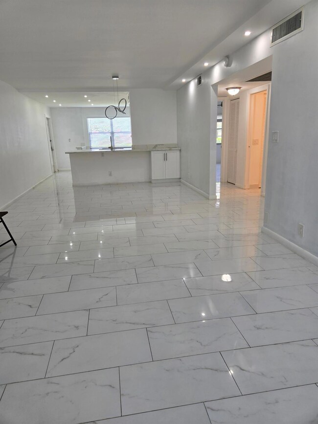 DINING/FAMILY ROOM
