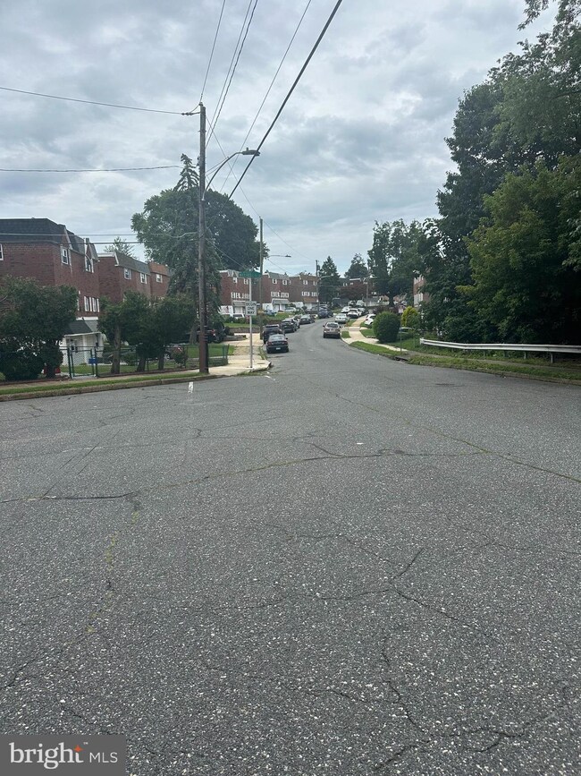 8817 R Danbury St, Philadelphia, PA 19152 - photo 5