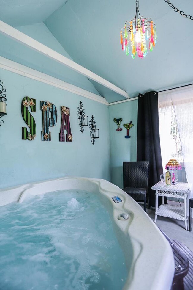 215 W Travis St, Fredericksburg, TX 78624 - photo 2