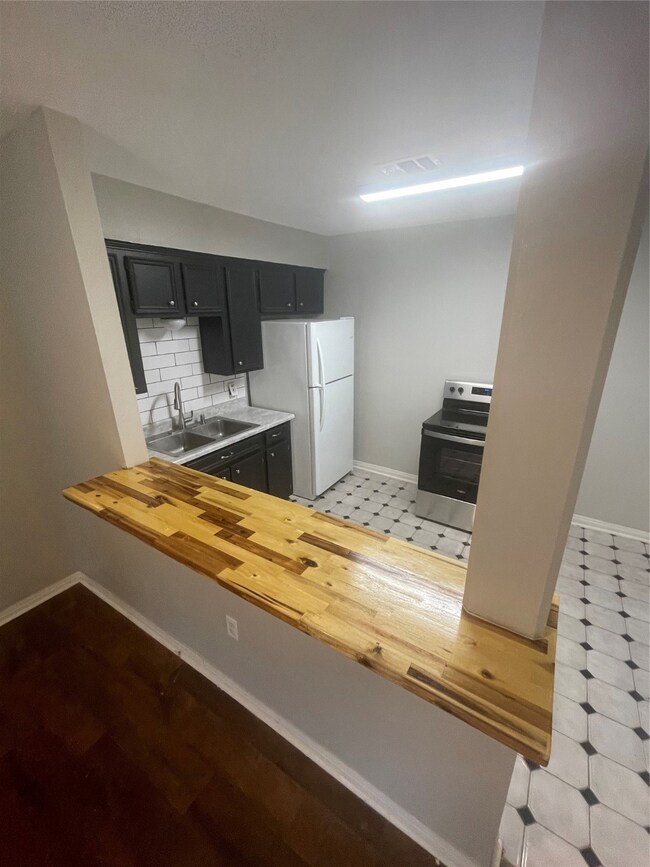 2101 Abingdon Rd, Alvin, TX 77511 - photo 7