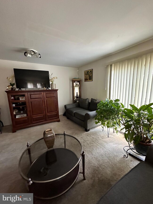 201 Post Oak Ct, Hyattsville, MD 20785 - photo 2