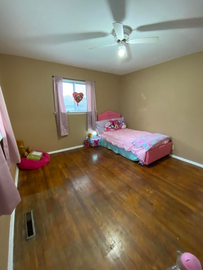 bedroom 1 Hiawatha Cir
