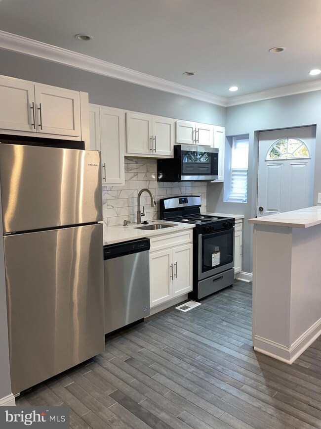 2838 Edgecombe Cir S, Baltimore, MD 21215 - photo 3