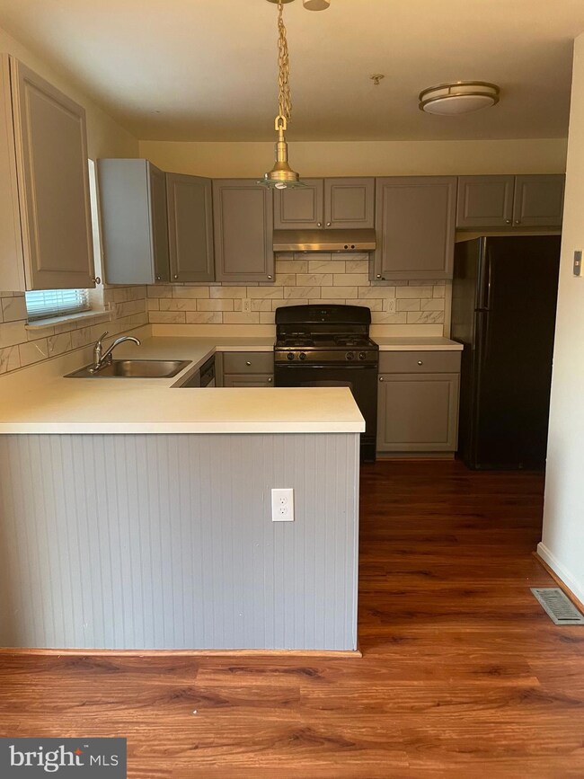 4910 Lockard Dr, Owings Mills, MD 21117 - photo 5