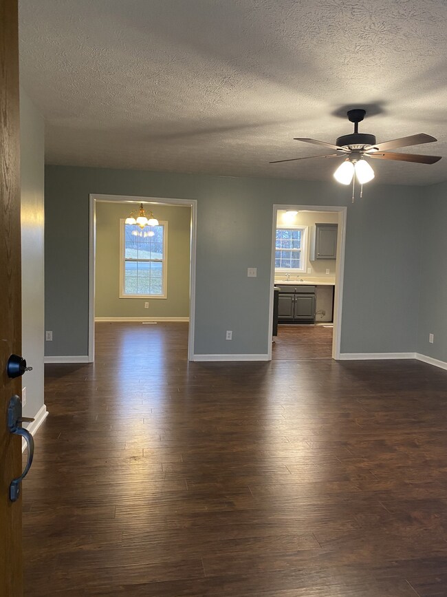 378 Holder Ln, Mc Minnville, TN 37110 - photo 4