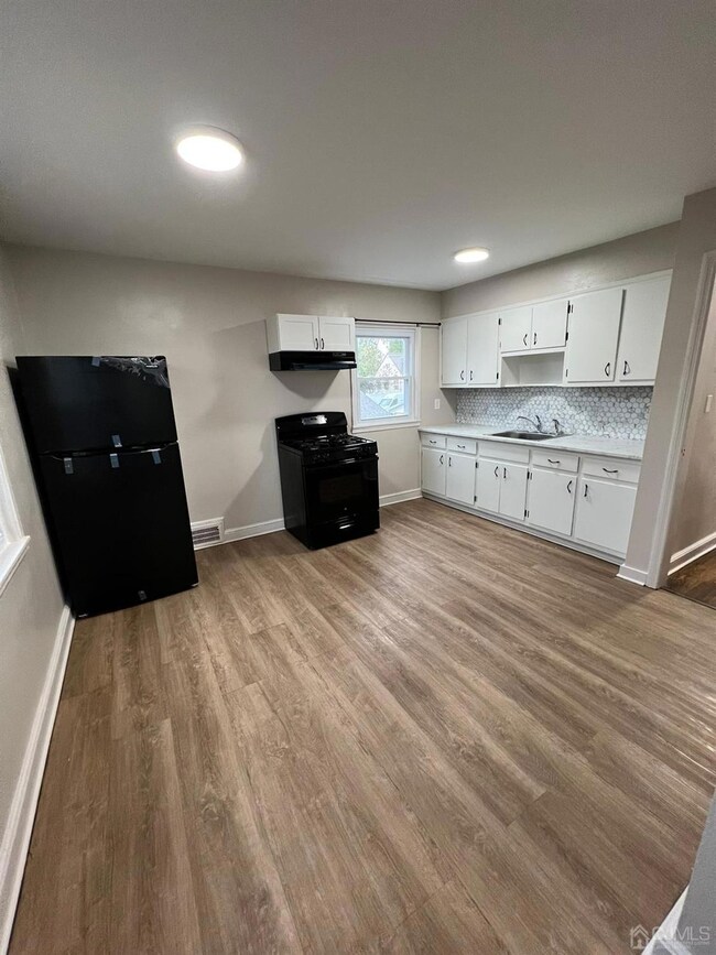 1087 Rahway Ave unit 2, Avenel, NJ 07001 - photo 2