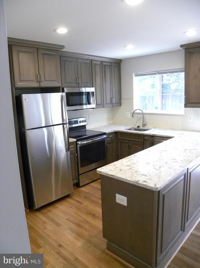 1436 Greenmont Ct, Reston, VA 20190 - photo 2