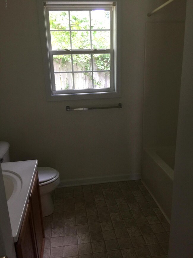 245 Lakewood Dr, Jacksonville, NC 28546 - photo 5