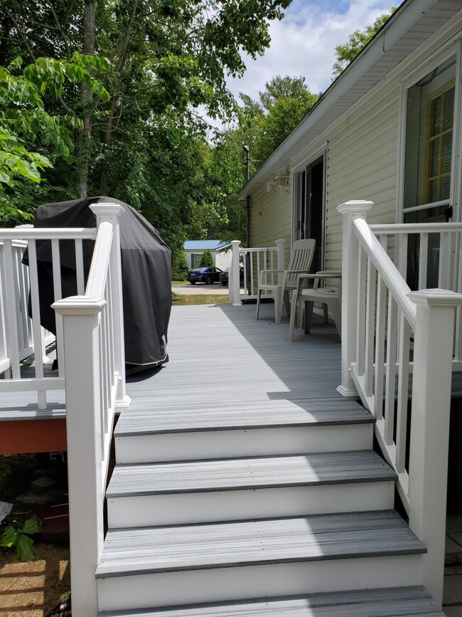 skyline circle deck with stairs
