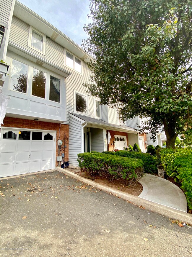 119 Commodore Dr, Staten Island, NY 10309 - photo 4