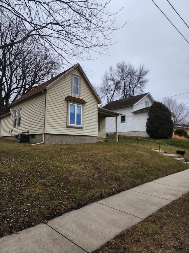 512 Saint Thomas Ave, Albert Lea, MN 56007 - photo 4