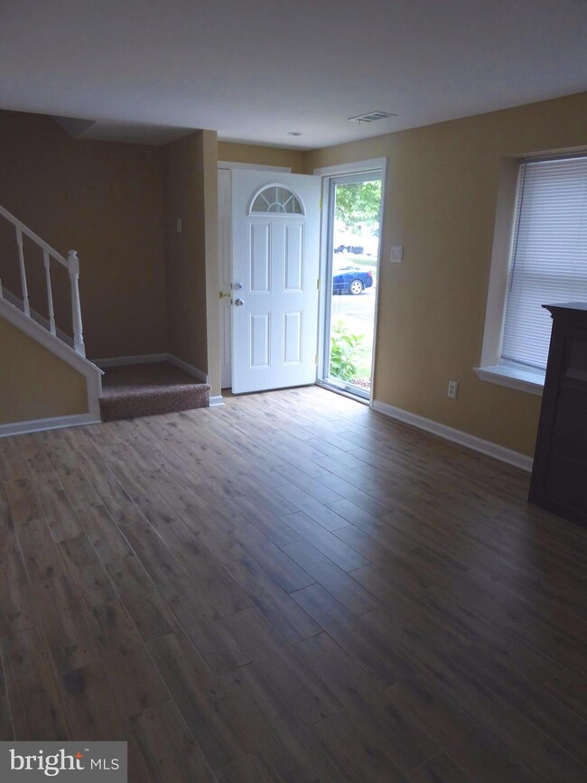 8293 Bark Tree Ct, Springfield, VA 22153 - photo 5